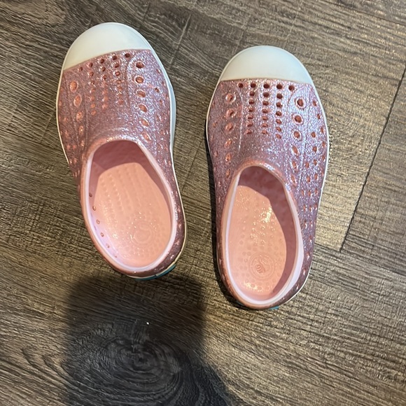 C7 glitter native pink toddler shoes. Excellent condition - Picture 3 of 5